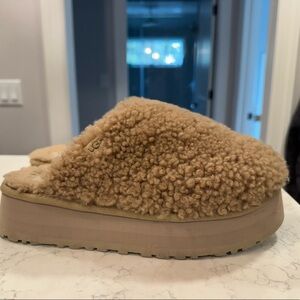 Ugg Sherling Maxi curl slippers/slides. Size 8